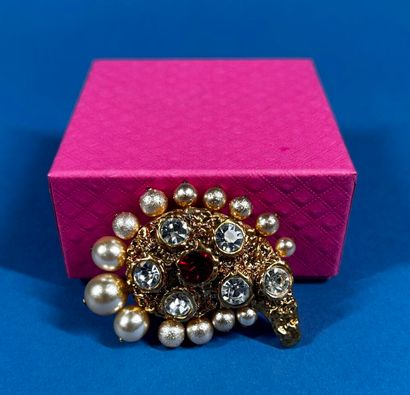CHRISTIAN LACROIX, Noël 1988
Broche figurant...