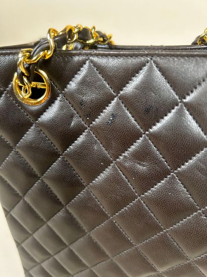 CHANEL 
Petit sac haut en cuir matelassé...