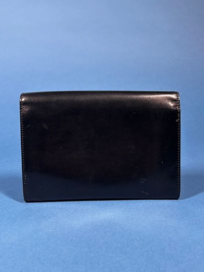 RENA LANGE
Pochette en cuir glacé noir faisant...
