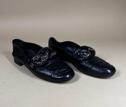 CHANEL 
Paire de mocassins en cuir noir souple,...