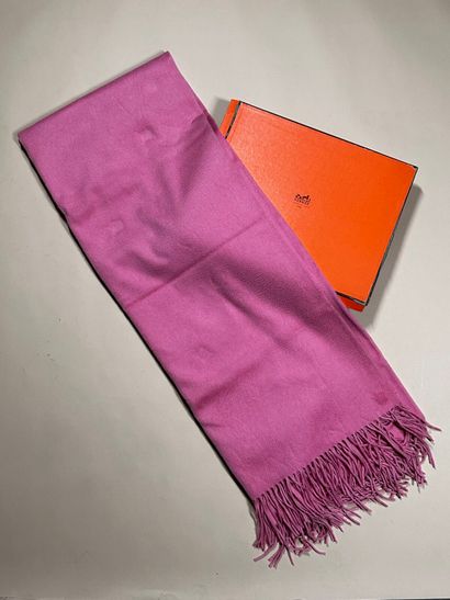 HERMÈS PARIS 
Plaid en cachemire rose à bords...