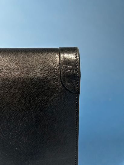 CHANEL Prototype 
Sac pochette en cuir marine...