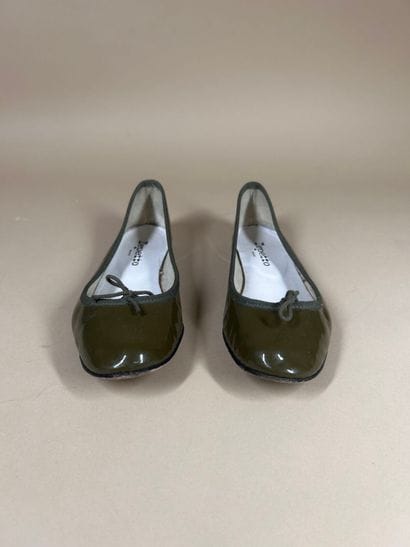 REPETTO
Paire de ballerines en cuir vernis...