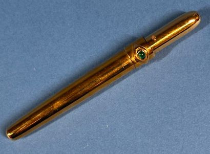 YVES SAINT LAURENT 
Petit stylo de forme...