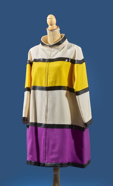 COURRÈGES 
Manteau en gabardine de laine...