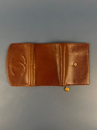 CHANEL 
Portefeuille en cuir caviar marron,...