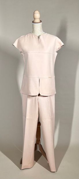 COURRÈGES Paris 
Tailleur pantalon en gabardine...