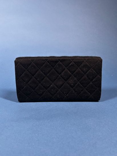 CHANEL. 
Pochette en jersey matelassée noire...