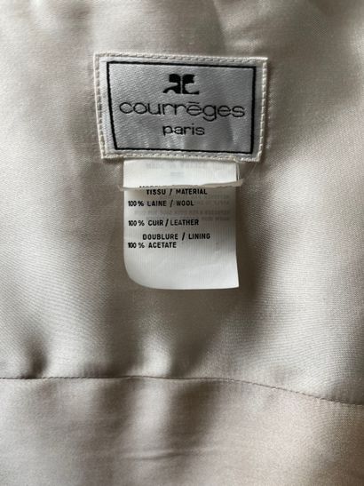 COURRÈGES 
Manteau en gabardine de laine...