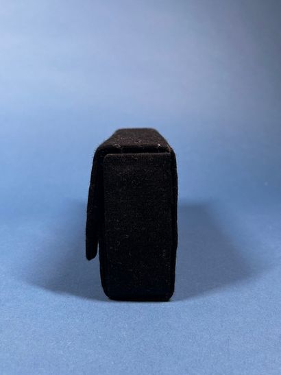 CHANEL. 
Pochette en jersey matelassée noire...