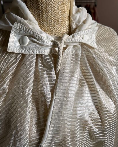 COURRÈGES Paris 
Poncho cape rayé en transparence...