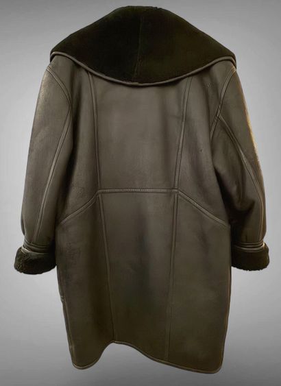 ANONYME 
Manteau en peau lainé noir à large...
