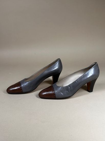 CHANEL 
Réunion de deux paires d'escarpins,...