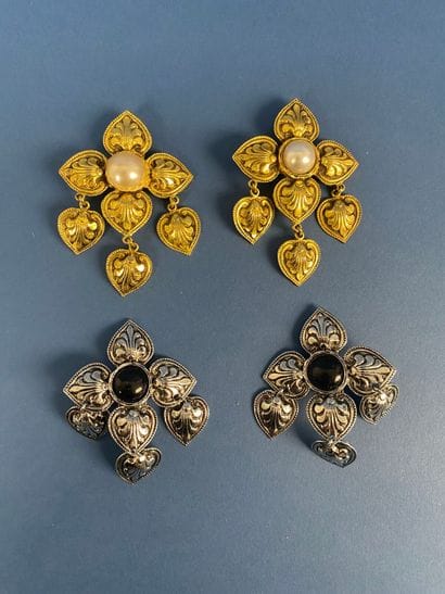 ANONYME 
Réunion de deux paires de pendants...