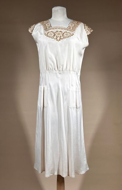 RENATA, Diffusion Michel Comte 
Robe mi-longue...