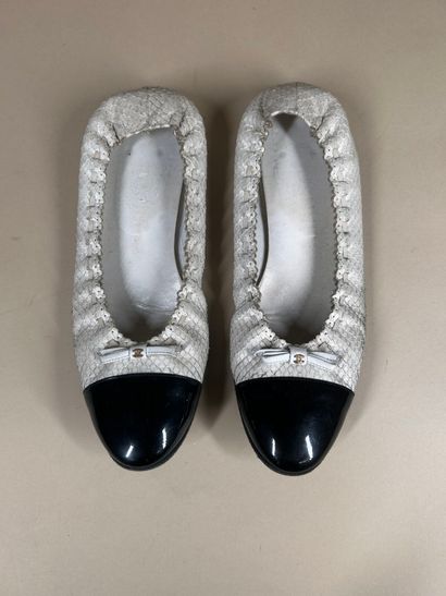 CHANEL 
Paire de ballerines en reptile blanc,...