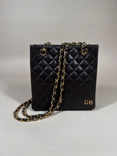CHANEL 
Petit sac haut en cuir matelassé...