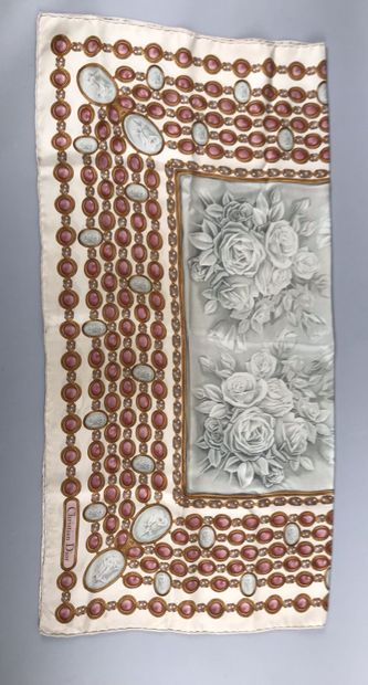 CHANEL 
Carrée en twill de soie à décor de...