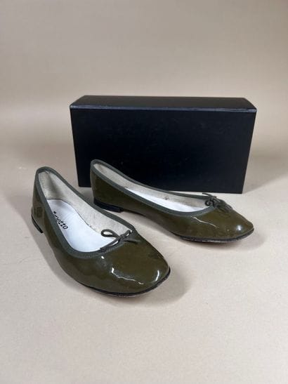 REPETTO
Paire de ballerines en cuir vernis...