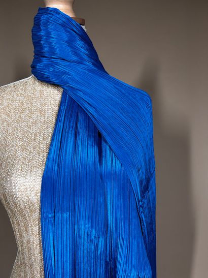 PLEATS PLEASE par ISSEY MIYAKE 
Grande écharpe...