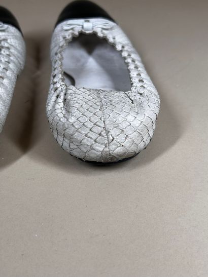 CHANEL 
Paire de ballerines en reptile blanc,...