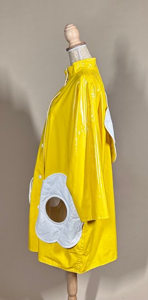 COURRÈGES Paris 
Imperméable en vinyle jaune...