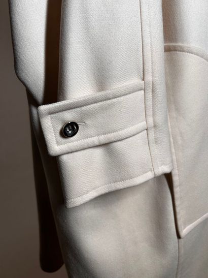 COURRÈGES Paris 
Ample manteau en lainage...