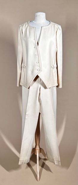 COURRÈGES Paris 
Tailleur en gabardine de...