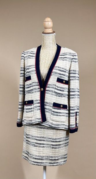 CHANEL Boutique
Two-tone tweed suit in navy...