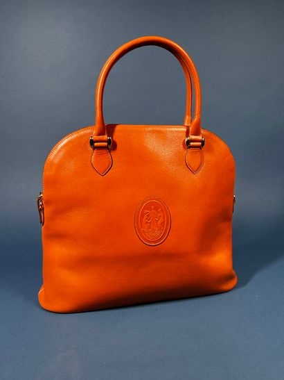 NINA RICCI 
Sac demi-lune en cuir beige orangé,...