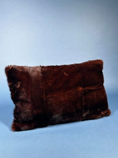 ANONYME 
Housse de coussin en vison et daim,...
