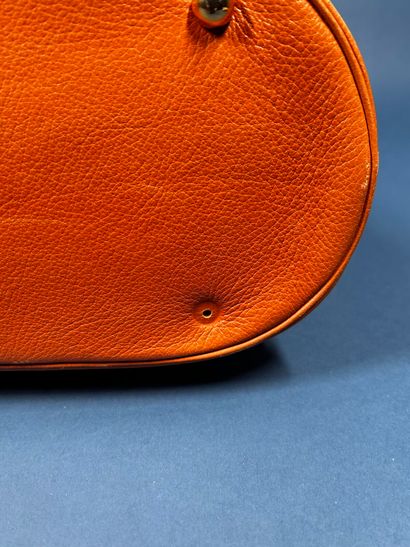 NINA RICCI 
Sac demi-lune en cuir beige orangé,...