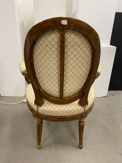 Medallion-back armchair in molded natural...