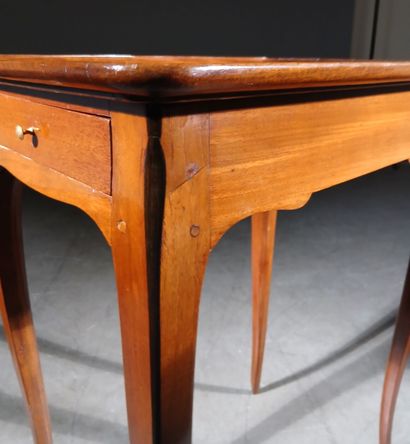 Solid mahogany cabaret table, opening to...