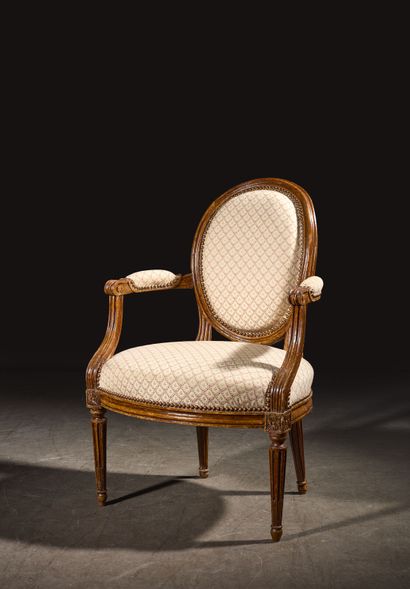 Medallion-back armchair in molded natural...