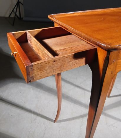 Solid mahogany cabaret table, opening to...