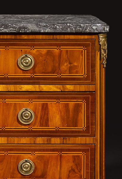 Chest of drawers in fruitwood, amaranth and...