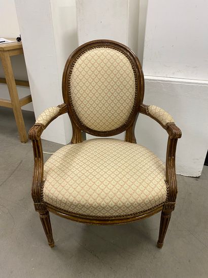 Medallion-back armchair in molded natural...
