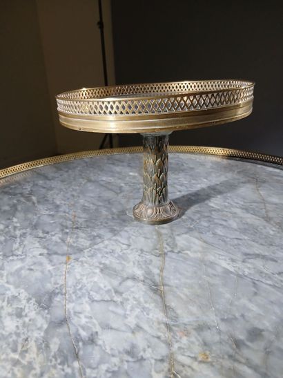 Circular tea table in mahogany, pewter inlay...
