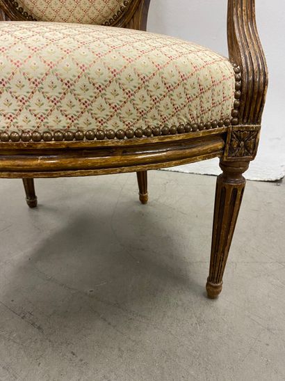 Medallion-back armchair in molded natural...