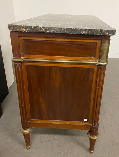 Chest of drawers in mahogany and brass rods,...