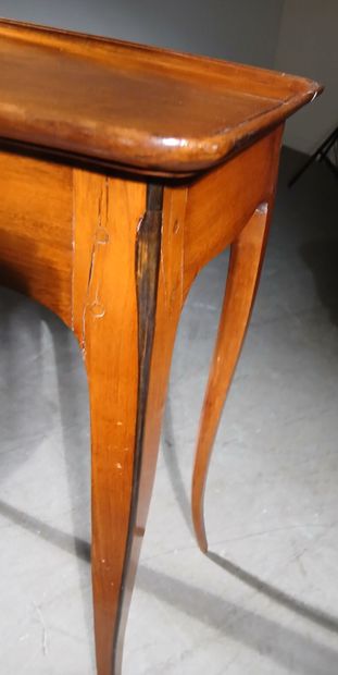 Solid mahogany cabaret table, opening to...