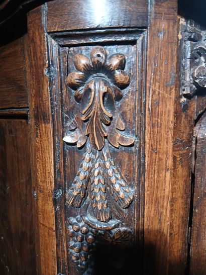 Small tabernacle sideboard with one door...