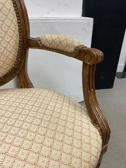 Medallion-back armchair in molded natural...