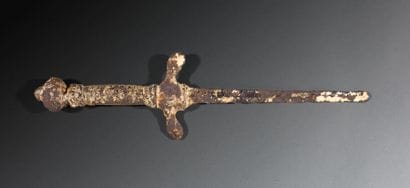 Dague, pièce de fouille. 
Long. : 35 cm....