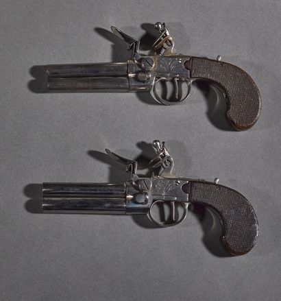 Paire de pistolets double à silex. 
Canons...