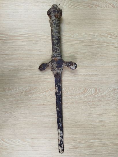 Dague, pièce de fouille. 
Long. : 35 cm....
