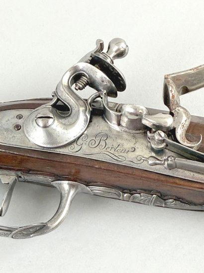Pistolet à silex d'officier 
Canon rond,...