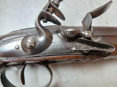 Pistolet à silex d'officier. 
Canon rond,...