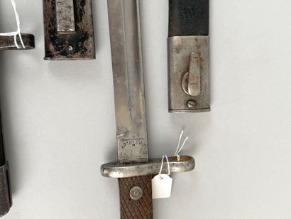 AUTRICHE-ESPAGNE 
Ensemble de quatre baïonnettes...